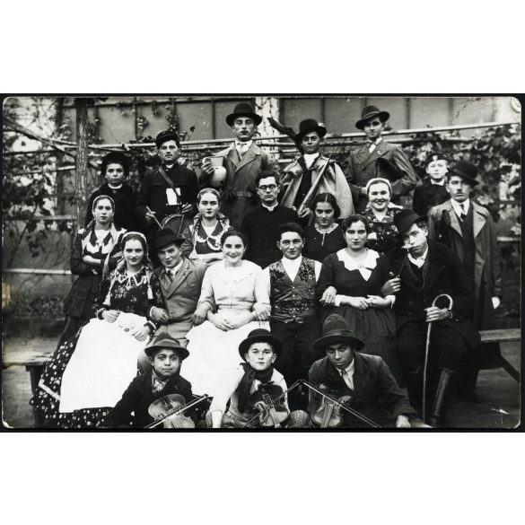 Bártfai fényképész, „Egy fertály föld.” Sükösd, népszínmű, színház, fiatalok jelmezben, helytörténet, Bács-Kiskun megye, Horthy-korszak, 1939, 1930-as évek, Eredeti fotó, hátulján feliratozott papírkép.  