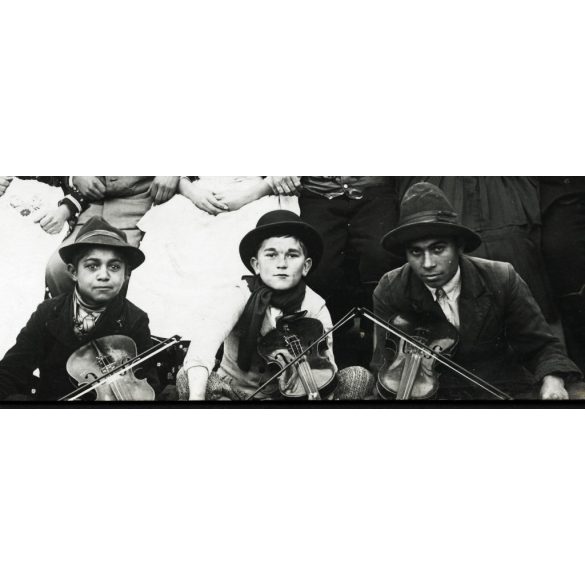 Bártfai fényképész, „Egy fertály föld.” Sükösd, népszínmű, színház, fiatalok jelmezben, helytörténet, Bács-Kiskun megye, Horthy-korszak, 1939, 1930-as évek, Eredeti fotó, hátulján feliratozott papírkép.  