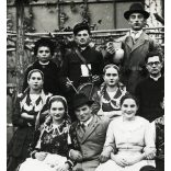 Bártfai fényképész, „Egy fertály föld.” Sükösd, népszínmű, színház, fiatalok jelmezben, helytörténet, Bács-Kiskun megye, Horthy-korszak, 1939, 1930-as évek, Eredeti fotó, hátulján feliratozott papírkép.  