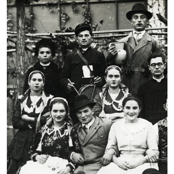 Bártfai fényképész, „Egy fertály föld.” Sükösd, népszínmű, színház, fiatalok jelmezben, helytörténet, Bács-Kiskun megye, Horthy-korszak, 1939, 1930-as évek, Eredeti fotó, hátulján feliratozott papírkép.  