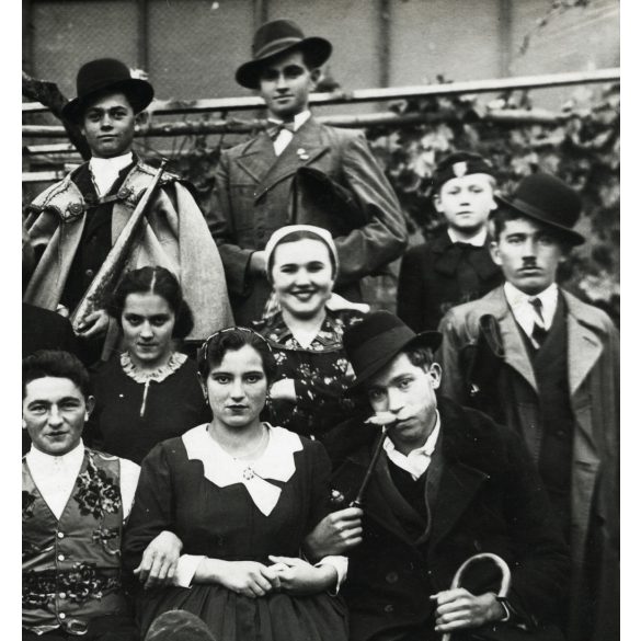 Bártfai fényképész, „Egy fertály föld.” Sükösd, népszínmű, színház, fiatalok jelmezben, helytörténet, Bács-Kiskun megye, Horthy-korszak, 1939, 1930-as évek, Eredeti fotó, hátulján feliratozott papírkép.  