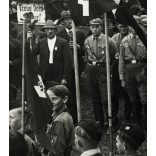 Robert Baumgartner fényképész, Lohhof (Németország), ünnepel a Nemzetiszocialista Párt, náci zászló, katona, egyenruha, munka ünnepe, Horthy-korszak, 1937. május 1., 1930-as évek, Eredeti fotó, hátulján feliratozott papírkép. 