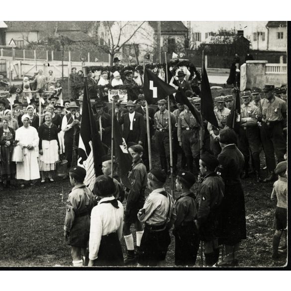 Robert Baumgartner fényképész, Lohhof (Németország), ünnepel a Nemzetiszocialista Párt, náci zászló, katona, egyenruha, munka ünnepe, Horthy-korszak, 1937. május 1., 1930-as évek, Eredeti fotó, hátulján feliratozott papírkép. 