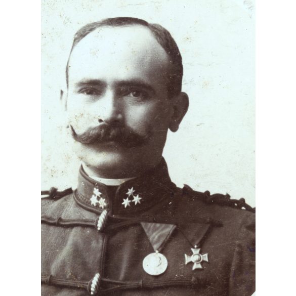 Hegedűs műterem, Liptó (Rózsahegy), Felvidék, magyar, K.u.K. katona hatalmas bajusszal, egyenruha, érdemrend, 1. világháború, helytörténet, monarchia, 1900-as évek, Eredeti kabinetfotó. 