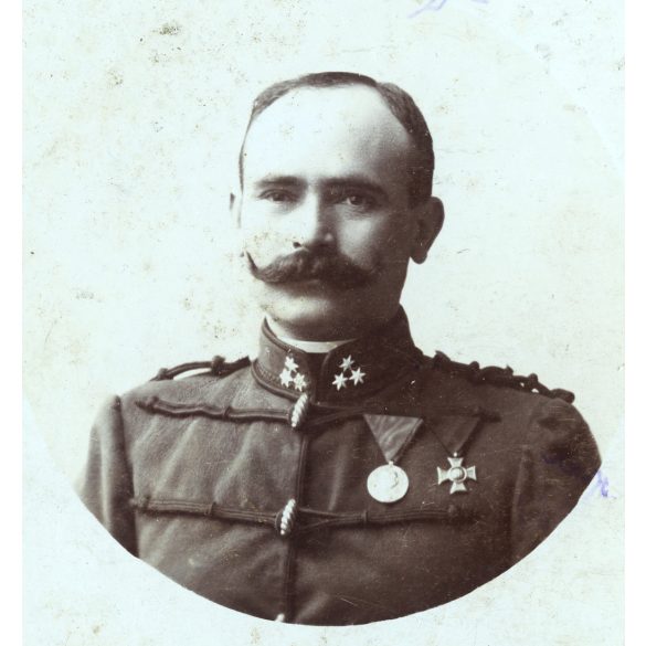 Hegedűs műterem, Liptó (Rózsahegy), Felvidék, magyar, K.u.K. katona hatalmas bajusszal, egyenruha, érdemrend, 1. világháború, helytörténet, monarchia, 1900-as évek, Eredeti kabinetfotó. 