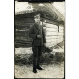 „emlékül az orosz harctérről", katona egyenruhában, szivarral, Oroszország, 1. világháború, monarchia, 1917, 1910-es évek, Eredeti fotó, tábori posta Aradra címezve, hátulján magyarul feliratozott papírkép.  