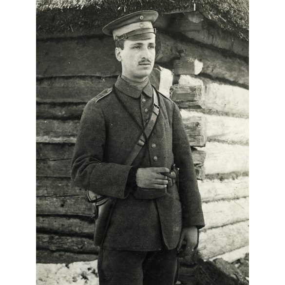 „emlékül az orosz harctérről", katona egyenruhában, szivarral, Oroszország, 1. világháború, monarchia, 1917, 1910-es évek, Eredeti fotó, tábori posta Aradra címezve, hátulján magyarul feliratozott papírkép.  