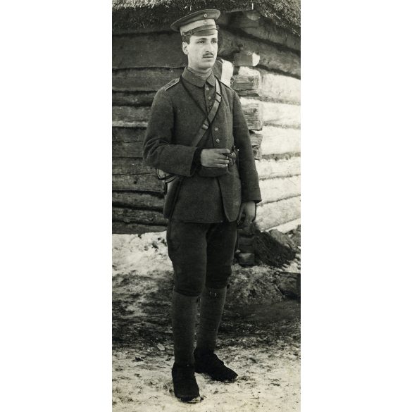 „emlékül az orosz harctérről", katona egyenruhában, szivarral, Oroszország, 1. világháború, monarchia, 1917, 1910-es évek, Eredeti fotó, tábori posta Aradra címezve, hátulján magyarul feliratozott papírkép.  