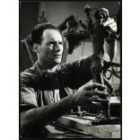 Somogyi József szobrászművész munka közben. Művészet, műterem, híresség, portré, foglalkozás, 1950-es évek, Eredeti fotó, papírkép.  