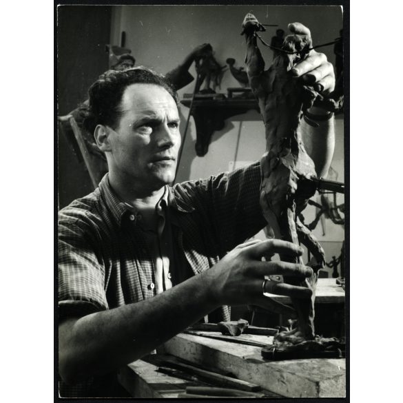 Somogyi József szobrászművész munka közben. Művészet, műterem, híresség, portré, foglalkozás, 1950-es évek, Eredeti fotó, papírkép.  