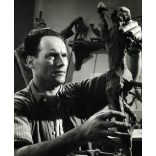 Somogyi József szobrászművész munka közben. Művészet, műterem, híresség, portré, foglalkozás, 1950-es évek, Eredeti fotó, papírkép.  