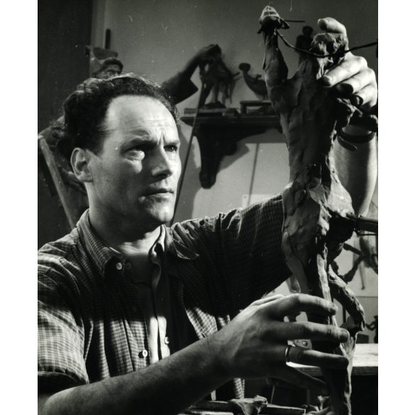 Somogyi József szobrászművész munka közben. Művészet, műterem, híresség, portré, foglalkozás, 1950-es évek, Eredeti fotó, papírkép.  