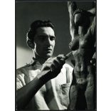 Kiss István  szobrászművész munka  közben. Művészet, műterem, híresség, portré, foglalkozás, 1950-es évek, Eredeti fotó, papírkép.  
