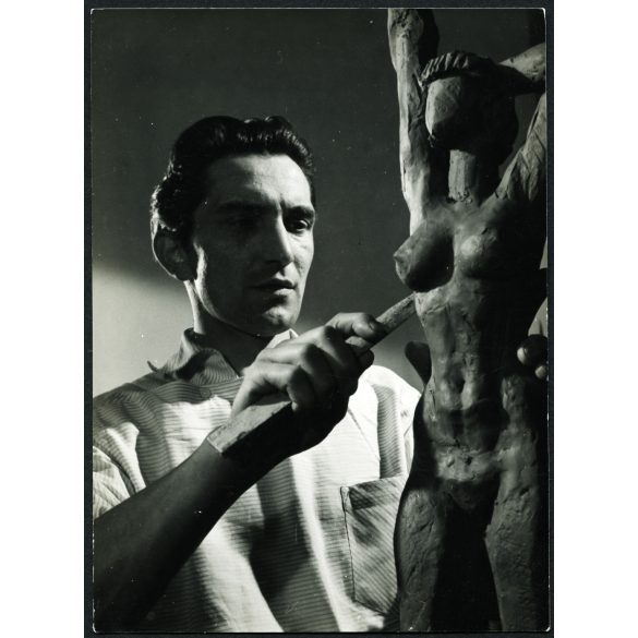 Kiss István  szobrászművész munka  közben. Művészet, műterem, híresség, portré, foglalkozás, 1950-es évek, Eredeti fotó, papírkép.  