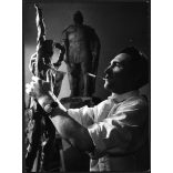 Kiss István (?)  szobrászművész munka  közben. Művészet, műterem, híresség, portré, foglalkozás, 1950-es évek, Eredeti fotó,  papírkép.   