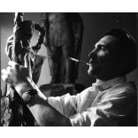 Kiss István (?)  szobrászművész munka  közben. Művészet, műterem, híresség, portré, foglalkozás, 1950-es évek, Eredeti fotó,  papírkép.   