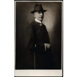 Mindszenty műterem, Pozsony, elegáns férfi, (gróf?) Pálffy János portréja, Horthy-korszak, 1932, 1930-as évek, Eredeti fotó, hátulján feliratozott, aláír, szignózott, mélynyomóval jelzett papírkép.