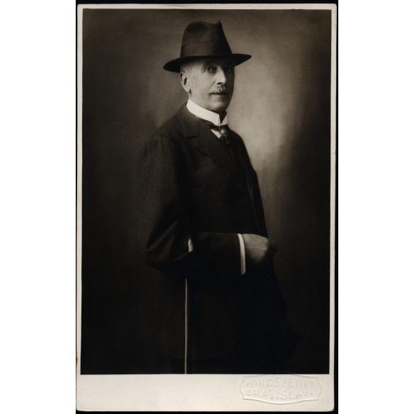 Mindszenty műterem, Pozsony, elegáns férfi, (gróf?) Pálffy János portréja, Horthy-korszak, 1932, 1930-as évek, Eredeti fotó, hátulján feliratozott, aláír, szignózott, mélynyomóval jelzett papírkép.