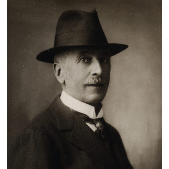 Mindszenty műterem, Pozsony, elegáns férfi, (gróf?) Pálffy János portréja, Horthy-korszak, 1932, 1930-as évek, Eredeti fotó, hátulján feliratozott, aláír, szignózott, mélynyomóval jelzett papírkép.