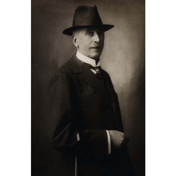 Mindszenty műterem, Pozsony, elegáns férfi, (gróf?) Pálffy János portréja, Horthy-korszak, 1932, 1930-as évek, Eredeti fotó, hátulján feliratozott, aláír, szignózott, mélynyomóval jelzett papírkép.