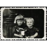 K. Pesti fotó, Jászkarajenő, elegáns gyerekek, lányok, testvérek, Pest megye, helytörténet, Horthy-korszak, 1930-as évek, Eredeti fotó, hátulján pecséttel jelzett papírkép.