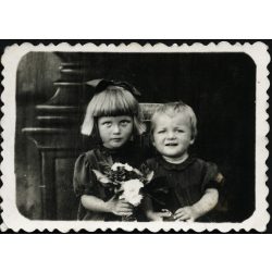   K. Pesti fotó, Jászkarajenő, elegáns gyerekek, lányok, testvérek, Pest megye, helytörténet, Horthy-korszak, 1930-as évek, Eredeti fotó, hátulján pecséttel jelzett papírkép.