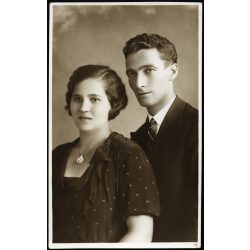   Fotograf Andor Miklós, Orsova (Erdély), elegáns fiatal pár portréja, helytörténet, Horthy-korszak, 1933, 1930-as évek, Eredeti fotó, hátulján pecséttel jelzett, feliratozott papírkép.  