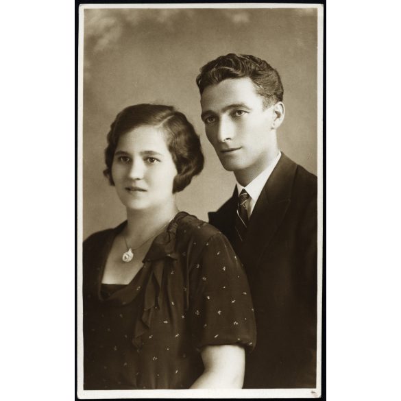 Fotograf Andor Miklós, Orsova (Erdély), elegáns fiatal pár portréja, helytörténet, Horthy-korszak, 1933, 1930-as évek, Eredeti fotó, hátulján pecséttel jelzett, feliratozott papírkép.  