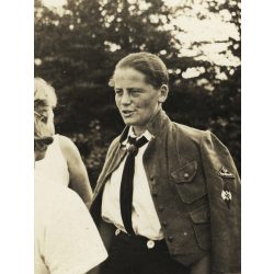   Nő BDM, Bund Deutscher Mädel náci egyenruhában, Németország, horogkereszt, Hitlerjugend,  Horthy-korszak, 1930-as évek, Eredeti fotó, papírkép.   