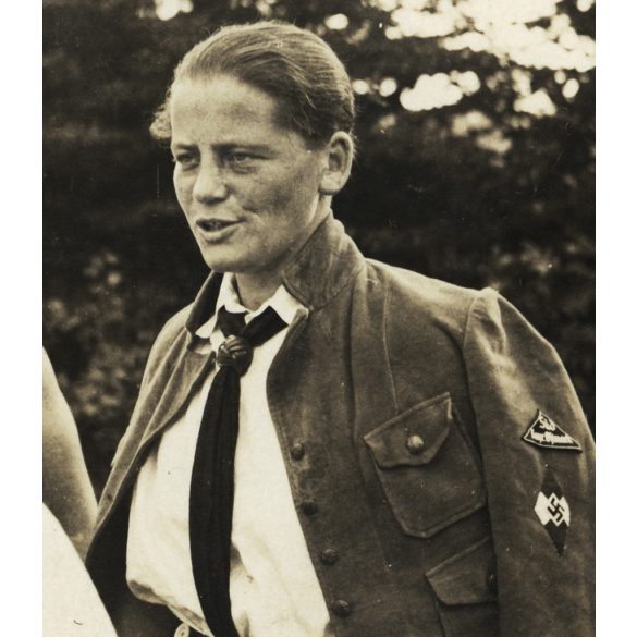 Nő BDM, Bund Deutscher Mädel náci egyenruhában, Németország, horogkereszt, Hitlerjugend,  Horthy-korszak, 1930-as évek, Eredeti fotó, papírkép.   