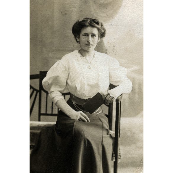 Rosenblatt műterem, Eperjes (Felvidék), elegáns nő kesztyűben, monarchia, 1910, 1910-es évek, Eredeti fotó, mélynyomóval jelzett papírkép.   