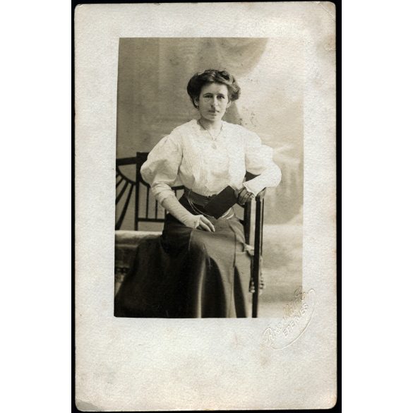 Rosenblatt műterem, Eperjes (Felvidék), elegáns nő kesztyűben, monarchia, 1910, 1910-es évek, Eredeti fotó, mélynyomóval jelzett papírkép.   