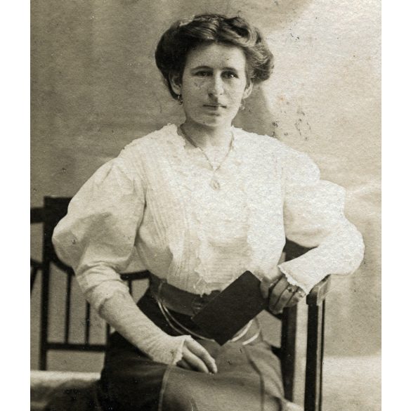 Rosenblatt műterem, Eperjes (Felvidék), elegáns nő kesztyűben, monarchia, 1910, 1910-es évek, Eredeti fotó, mélynyomóval jelzett papírkép.   