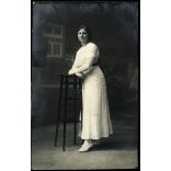 Dunky Elek műterem, Kolozsvár (Erdély), elegáns nő kesztyűben, monarchia, 1918, 1910-es évek, Eredeti fotó, hátulján feliratozott, jelzett papírkép.  