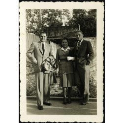   Elegáns társaság az Illik Halászcsárda bejáratánál, Budapest, Népsziget, Illik Viktor, étterem, vendéglátás, Horthy-korszak, 1942, 1940-es évek, Eredeti fotó, hátulján feliratozott papírkép.  