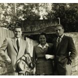 Elegáns társaság az Illik Halászcsárda bejáratánál, Budapest, Népsziget, Illik Viktor, étterem, vendéglátás, Horthy-korszak, 1942, 1940-es évek, Eredeti fotó, hátulján feliratozott papírkép.  