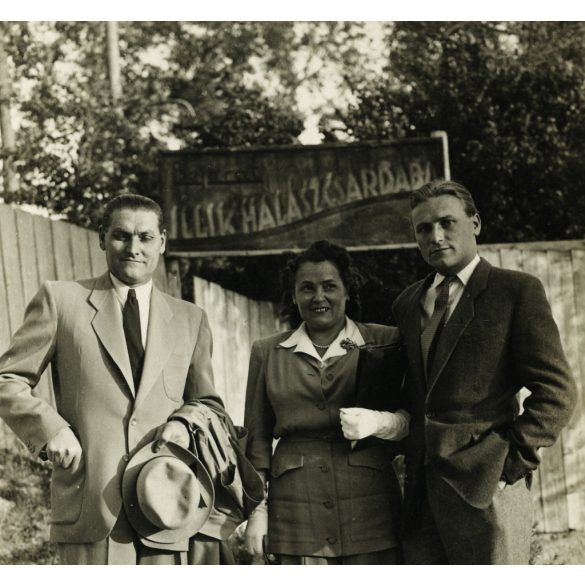 Elegáns társaság az Illik Halászcsárda bejáratánál, Budapest, Népsziget, Illik Viktor, étterem, vendéglátás, Horthy-korszak, 1942, 1940-es évek, Eredeti fotó, hátulján feliratozott papírkép.  