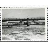 Az új híd, Ungvár, Kárpátalja, korcsolyázók a befagyott Ung folyó jegén, város, közlekedés, Horthy-korszak 1941, 1940-es évek, Eredeti fotó, hátulján feliratozott papírkép.   