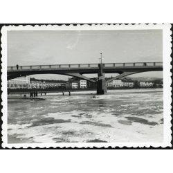   Az új híd, Ungvár, Kárpátalja, korcsolyázók a befagyott Ung folyó jegén, város, közlekedés, Horthy-korszak 1941, 1940-es évek, Eredeti fotó, hátulján feliratozott papírkép.   