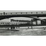 Az új híd, Ungvár, Kárpátalja, korcsolyázók a befagyott Ung folyó jegén, város, közlekedés, Horthy-korszak 1941, 1940-es évek, Eredeti fotó, hátulján feliratozott papírkép.   