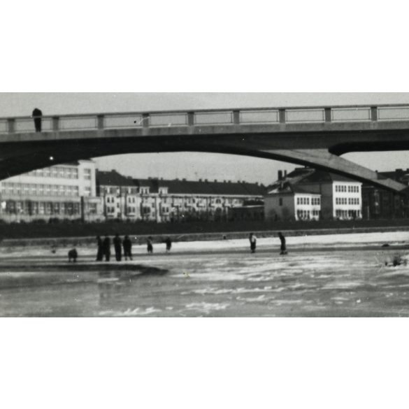 Az új híd, Ungvár, Kárpátalja, korcsolyázók a befagyott Ung folyó jegén, város, közlekedés, Horthy-korszak 1941, 1940-es évek, Eredeti fotó, hátulján feliratozott papírkép.   