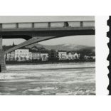 Az új híd, Ungvár, Kárpátalja, korcsolyázók a befagyott Ung folyó jegén, város, közlekedés, Horthy-korszak 1941, 1940-es évek, Eredeti fotó, hátulján feliratozott papírkép.   