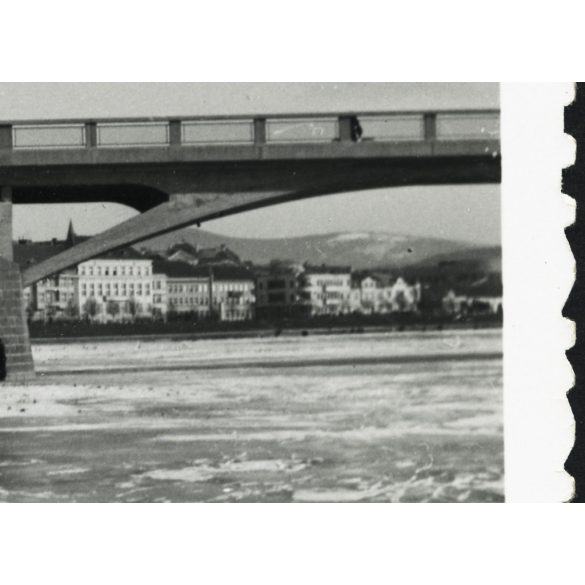 Az új híd, Ungvár, Kárpátalja, korcsolyázók a befagyott Ung folyó jegén, város, közlekedés, Horthy-korszak 1941, 1940-es évek, Eredeti fotó, hátulján feliratozott papírkép.   