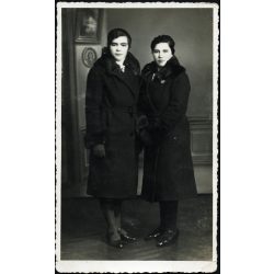   Foto Angelo (Funk Pál?), elegáns nők portréja, Brassó (Brasov), Erdély, testvér, Románia, Horthy-korszak 1930-as évek, Eredeti fotó, hátulján pecséttel jelzett papírkép.  