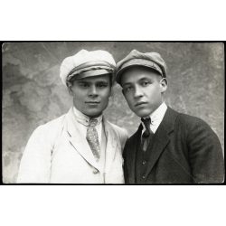   Sztanek Ödön műtereme (Sztanek Ede fotóművész édesapja), Pásztó, fiúk sapkában, Nógrád megye, Horthy-korszak 1910-es évek vége, Eredeti fotó, hátulján pecséttel jelzett, törött üvegnegatívról nagyított papírkép, ritka műterem. 