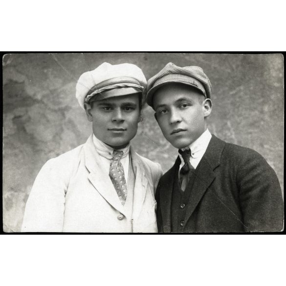 Sztanek Ödön műtereme (Sztanek Ede fotóművész édesapja), Pásztó, fiúk sapkában, Nógrád megye, Horthy-korszak 1910-es évek vége, Eredeti fotó, hátulján pecséttel jelzett, törött üvegnegatívról nagyított papírkép, ritka műterem. 