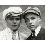 Sztanek Ödön műtereme (Sztanek Ede fotóművész édesapja), Pásztó, fiúk sapkában, Nógrád megye, Horthy-korszak 1910-es évek vége, Eredeti fotó, hátulján pecséttel jelzett, törött üvegnegatívról nagyított papírkép, ritka műterem. 