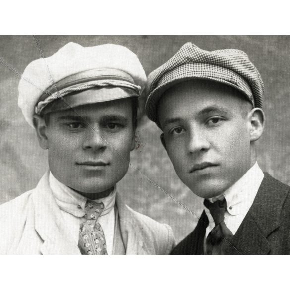 Sztanek Ödön műtereme (Sztanek Ede fotóművész édesapja), Pásztó, fiúk sapkában, Nógrád megye, Horthy-korszak 1910-es évek vége, Eredeti fotó, hátulján pecséttel jelzett, törött üvegnegatívról nagyított papírkép, ritka műterem. 