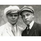 Sztanek Ödön műtereme (Sztanek Ede fotóművész édesapja), Pásztó, fiúk sapkában, Nógrád megye, Horthy-korszak 1910-es évek vége, Eredeti fotó, hátulján pecséttel jelzett, törött üvegnegatívról nagyított papírkép, ritka műterem. 