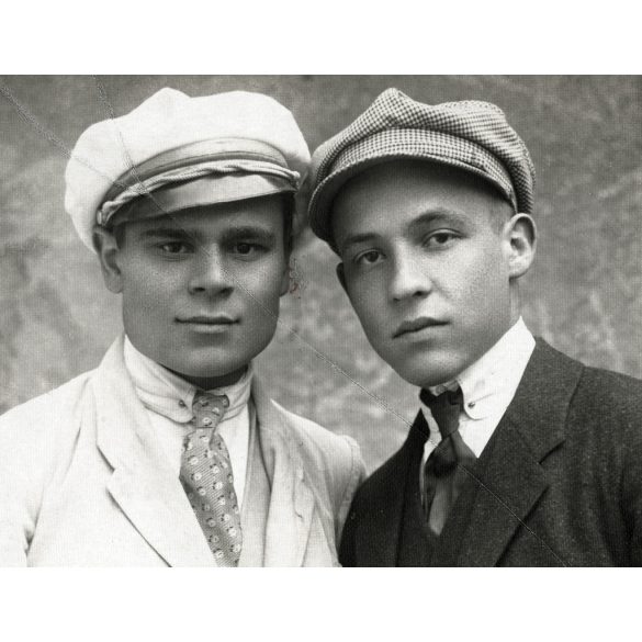 Sztanek Ödön műtereme (Sztanek Ede fotóművész édesapja), Pásztó, fiúk sapkában, Nógrád megye, Horthy-korszak 1910-es évek vége, Eredeti fotó, hátulján pecséttel jelzett, törött üvegnegatívról nagyított papírkép, ritka műterem. 